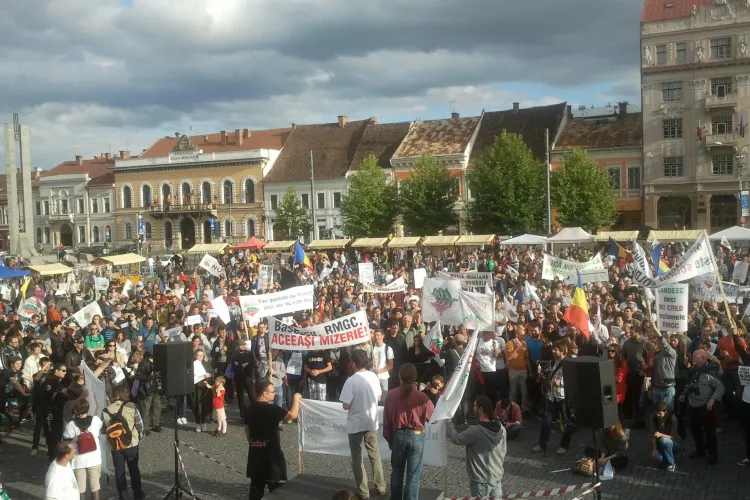 Peste 3.000 de protestatari au ieșit în Piața Unirii: ”Revoluția începe la Roșia Montană” - Galerie FOTO