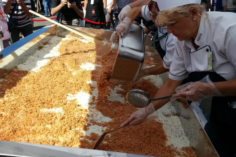 Bucătarii Primăriei Cluj-Napoca au făcut cea mai mare varză a la Cluj din România FOTO