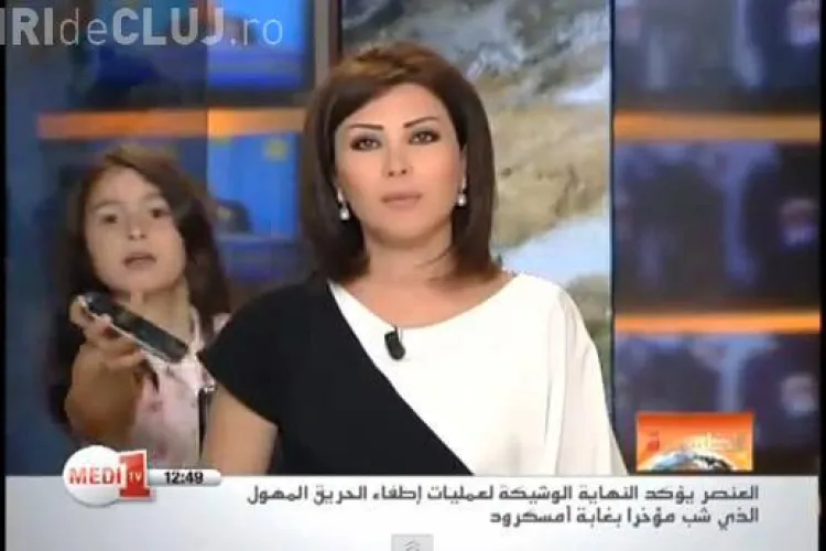 Prezentatoare TV întreruptă de fiica ei în direct. Fetița i-a adus telefonul mobil - VIDEO