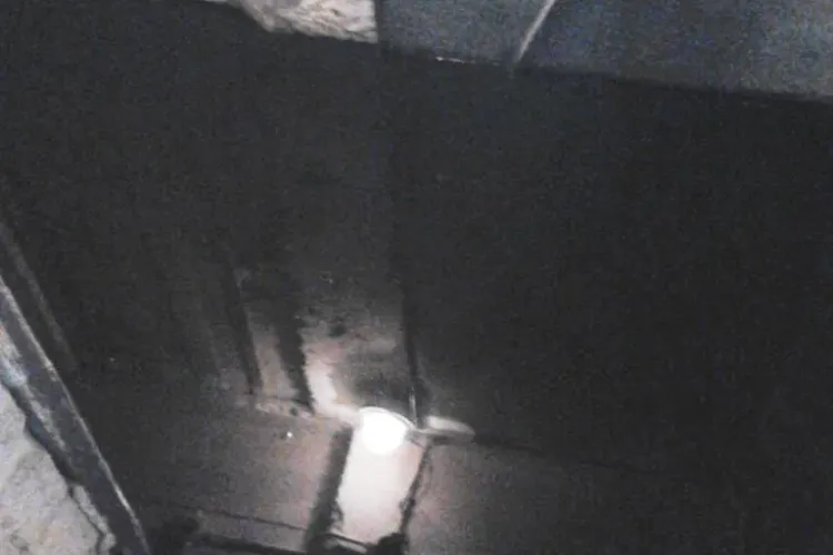 Dorel a spart o țeavă de apă pe strada Putna în Mănăștur, în timpul asfaltărilor și a inundat un bloc