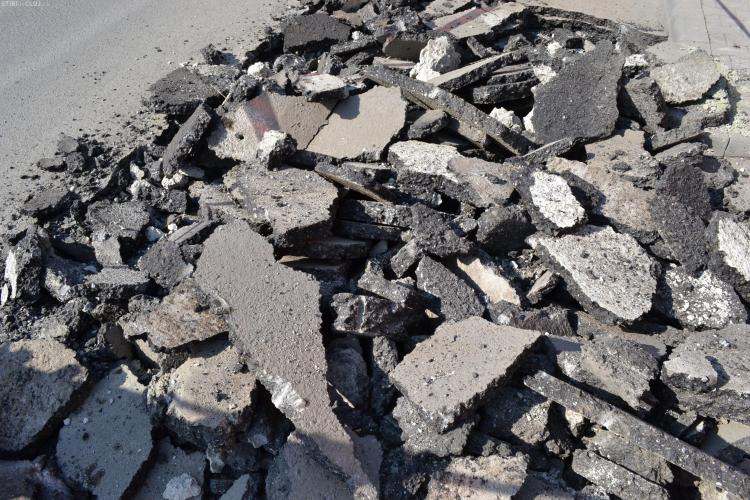 E.ON Gaz a spart tot cartierul Gheorgheni, dar a lăsat străzile pline de nisip și pietre