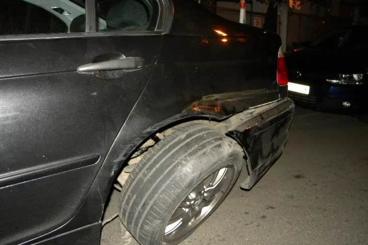 Accidentul in care un BMW a lovit 7 mașini în Gheorgheni surprins LIVE de CAMERELE DE SUPRAVEGHERE. Avea viteza mare!