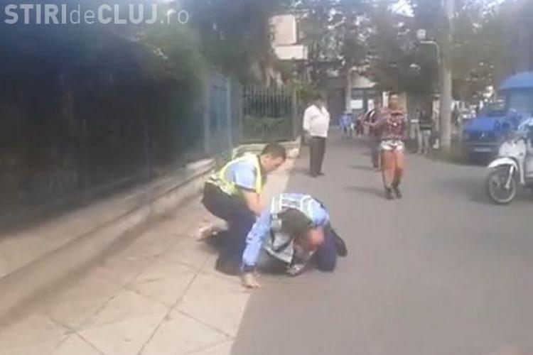 Polițiști luați la bătaie de un ”șmecher” din trafic VIDEO