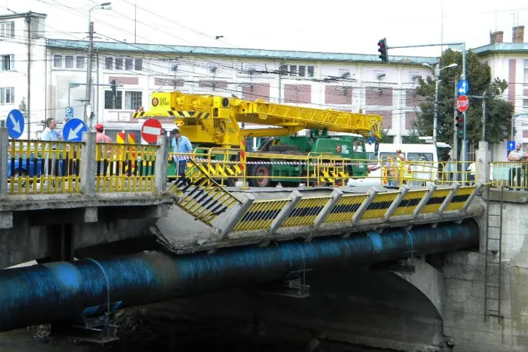 Folosești podurile Traian și Garibaldi? Ce are de gând Primăria cu ele