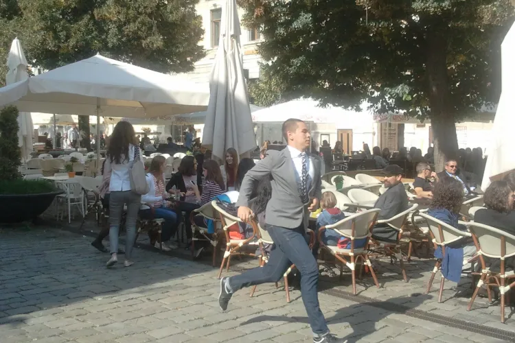 Elevii din Cluj-Napoca au ținut începutul anului școlar pe terase, îmbrăcați cu haine de firmă - FOTO