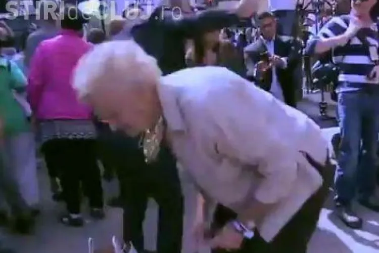 O septuagenară dă din fund mai ceva ca Miley Cyrus. Femeia dansează twerking in stradă, ca un star adevărat! VIDEO