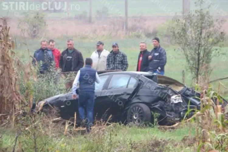 Șoferul unui BMW a rupt un stâlp de înaltă tensiune la Gherla și a lăsat mii de oameni fără energie electrică - VIDEO