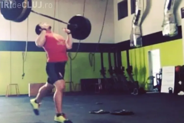 CLIPUL ZILEI: Un sportiv american prinde o halteră de 200 kg pe piept VIDEO