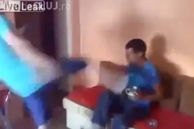 Clipul din România care a scandalizat internetul. Un tată își lovește fiul cu piciorul în cap VIDEO