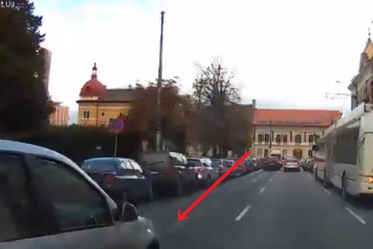 Un șofer a EVITAT un accident ca și făcut în Piața Avram Iancu: Unii nu folosesc oglinzile deloc - VIDEO