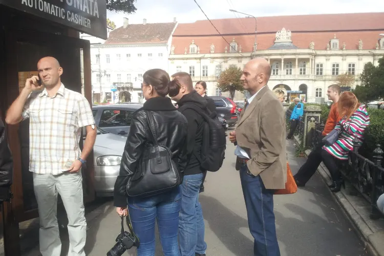 Dorel de la parcări i-a lăsat pe oameni închiși în parkingul din Piața Unirii. Ce cadou le-a făcut pentru a scăpa de SCANDAL? - FOTO