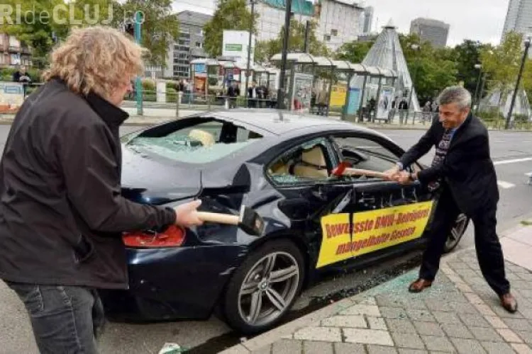 A cumpărat un BMW cu 120.000 de euro și l-a DISTRUS cu ciocanul - VIDEO
