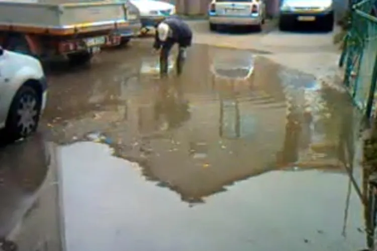 Strada Taberei a fost inundată după ploi. Canalizarea s-a revărsat. Abandonați, locatarii au fost cei care au luat măsuri- VIDEO