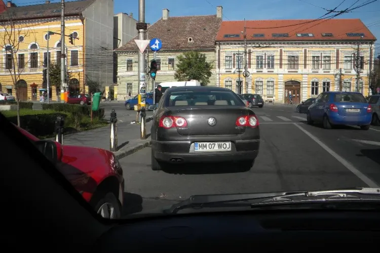 Șofer din Maramureș a parcat ca la țară, în INIMA Clujului - FOTO