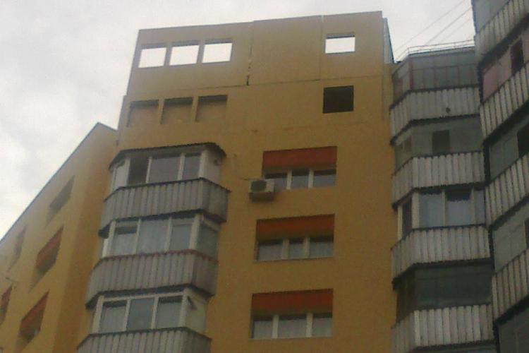 Pe strada Aurel Vlaicu, la un bloc comunist cu 9 etaje se mai fac 2. E LEGAL?