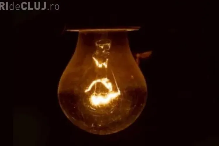 Strada Cornului din Someșeni nu are electricitate de o lună. Nimeni nu ia măsuri