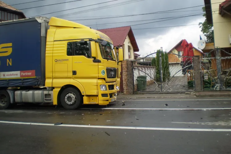 Accident în Gilău! Un TIR a lovit un autoturism - FOTO