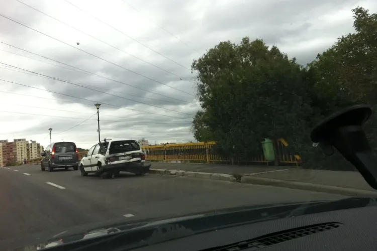 A frânat brusc la intrare în Grigorescu și a fost făcut praf de o dubă - FOTO