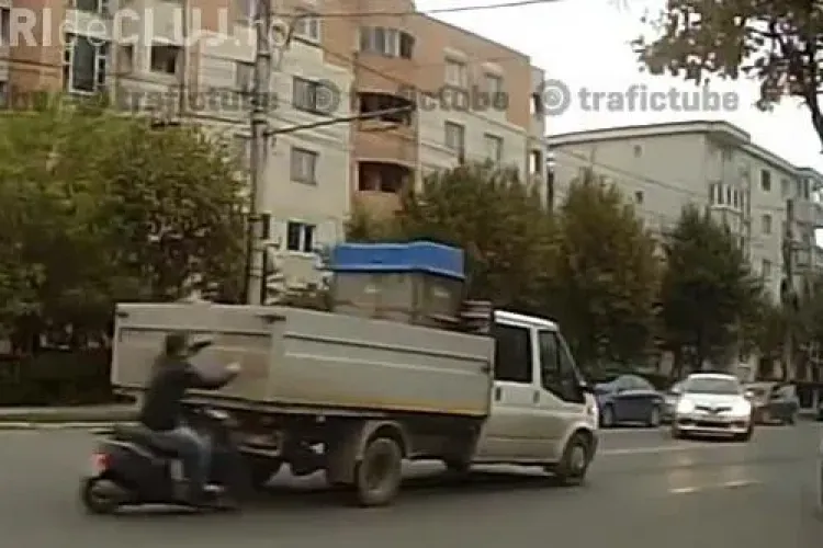 Accident surprins în DIRECT pe Nicolae Titulescu. Un scuterist a intrat într-o camionetă - VIDEO LIVE - IMAGINI ȘOCANTE