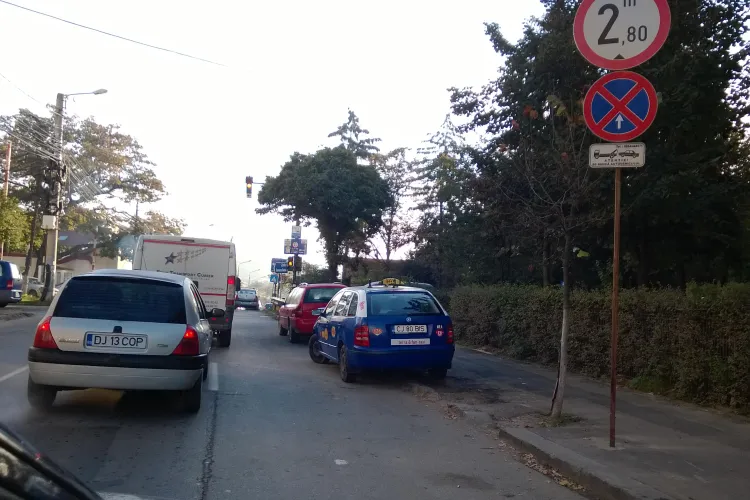 Cozi interminabile pe strada Donath din cauza mașinilor parcate neregulamentar FOTO
