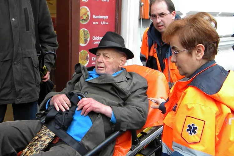 Clujenii nu mai au suflet? Citește cazul cutremurător al unui bătrân căzut în stradă, în Piața Unirii, și ocolit de trecători - FOTO