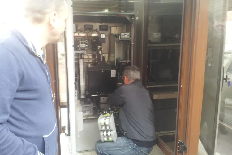 Șoferi FURIOȘI, blocați în parcarea cu barieră din Piața Unirii: Dorel de la ”parcări” i-a luat peste picior - FOTO