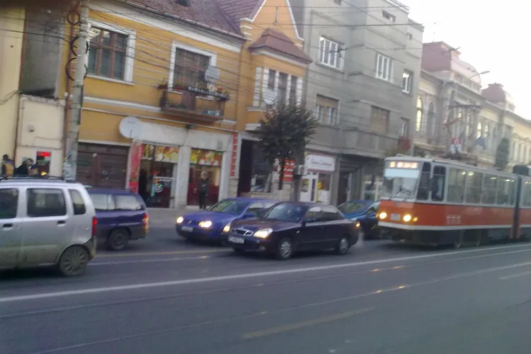 Mașina Consiliul Local Cluj-Napoca, blocând linia de tramvai - FOTO