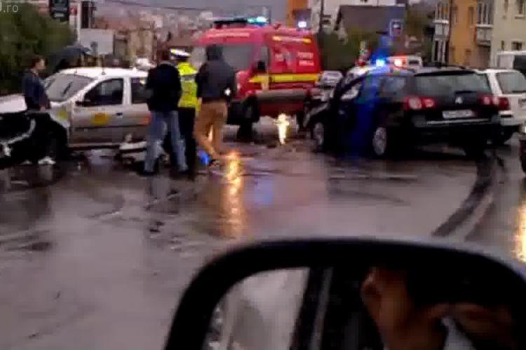 Accident grav pe Calea Turzii! Un șofer a avariat trei mașini, nearcordând BANALA prioritate - VIDEO