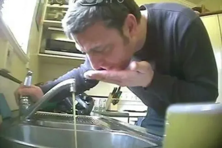 Berea care curge la robinet. Farsa la care orice bărbat visează - VIDEO