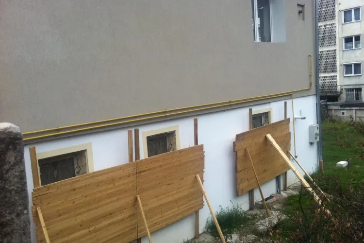 Clujeancă ”ZIDITĂ” în casă cu panouri uriașe de lemn de vecini. Ea acuză că este terorizată pentru a vinde mai ieftin - FOTO și VIDEO 