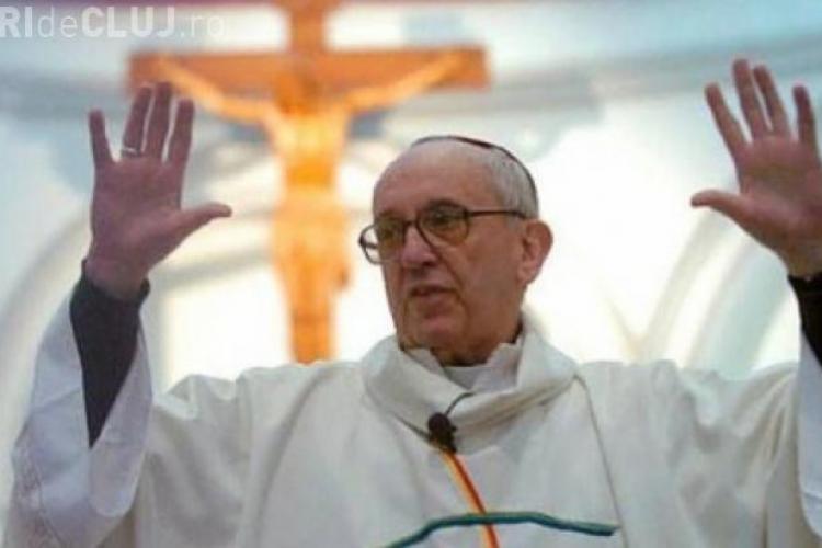 Papa Francisc crede că biserica NU ARE DREPTUL să intervină în viaţa homosexualilor