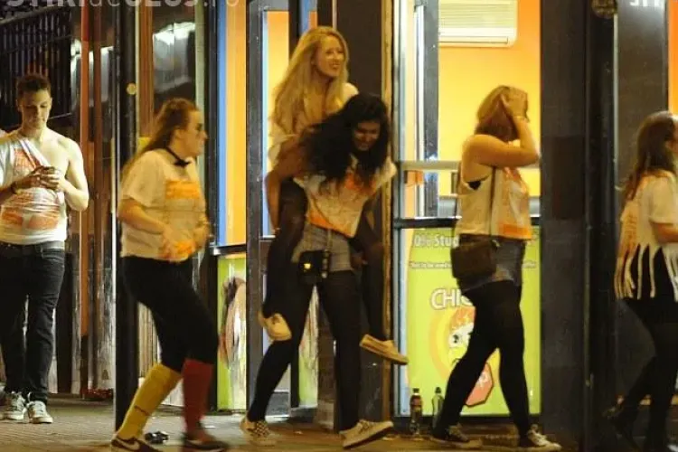 Beție generală într-un oraș din Marea Britanie. Studenții englezi au umplut străzile FOTO