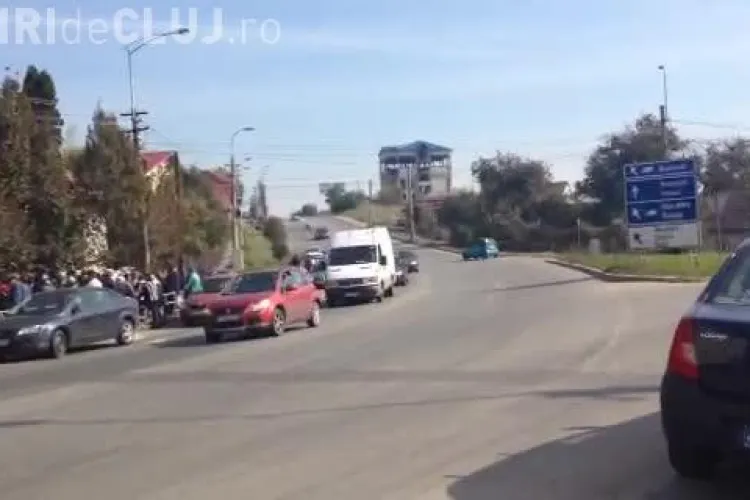 ”Săracii” din Dâmbul Rotund stau la coadă la ajutoare, dar mașinile blochează ieșirea din oraș - VIDEO