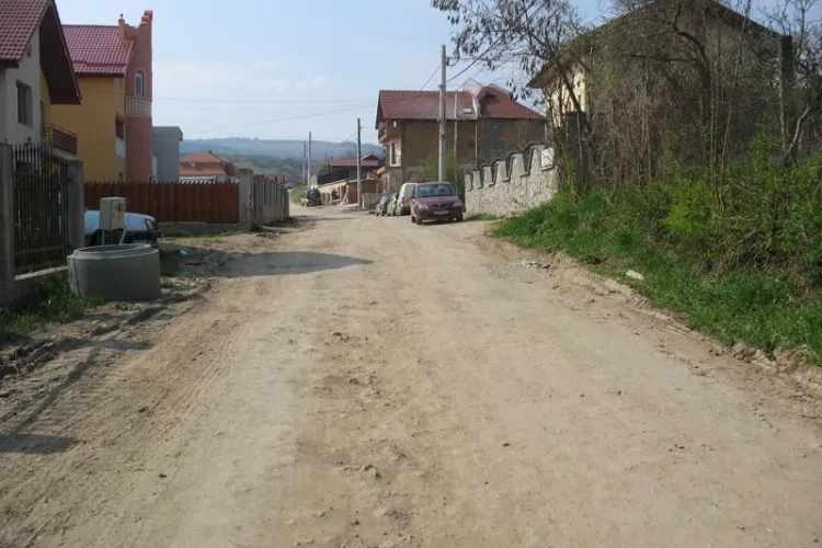 Clujeni nevoiți să extindă singuri canalizarea pe stradă. Primăria îi timite la Consiliul Județean