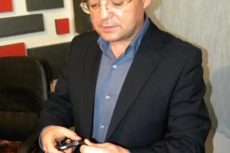 Emil Boc poartă la mână o brățară care îl ține în MIȘCARE: Măsoară tot ce fac, cât mă plimb, cum dorm și cât mănânc - FOTO