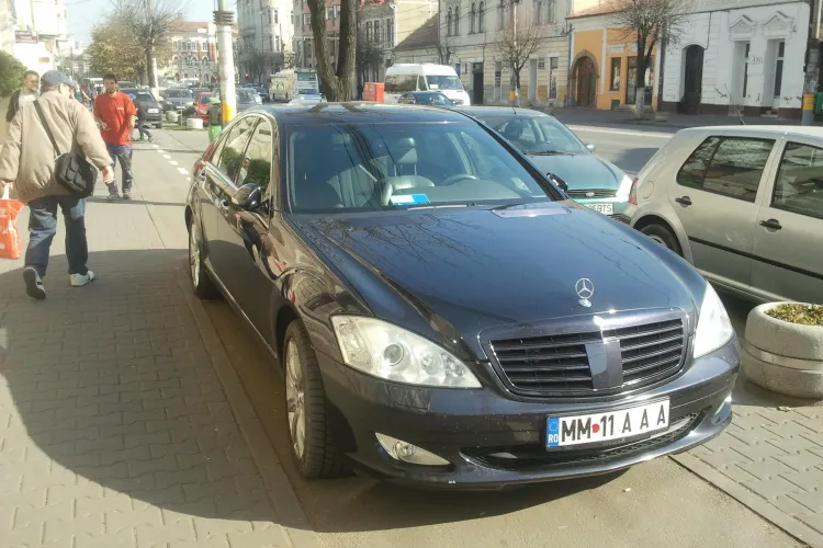 Și-a pus ”barca” Mercedes pe pista de bicicliști cu adeverința de handicap în geam - FOTO 