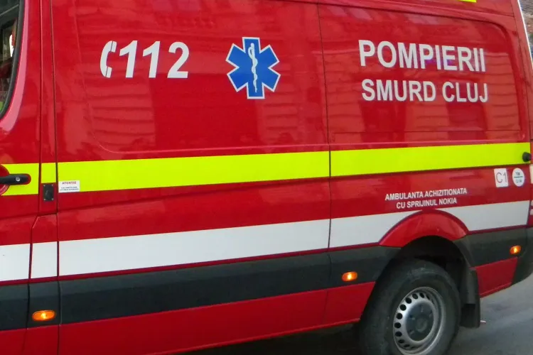 Accident în Piața Mihai Viteazu. O femeie de 74 de ani a ajuns la spital, după ce a sărit în stradă