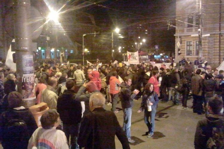 Protestatarii Anti Rosia Montana au blocat B-dul 21 decembrie, in fata Prefecturii Cluj. Jandarmii au fost chemati sa intervina- FOTO