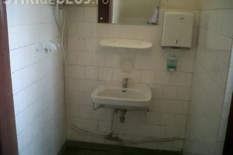 Boc: ”Nu poți să mergi la Teatrul Cluj și să cadă scaunele sub tine”. Toaletele sunt ca în Gară