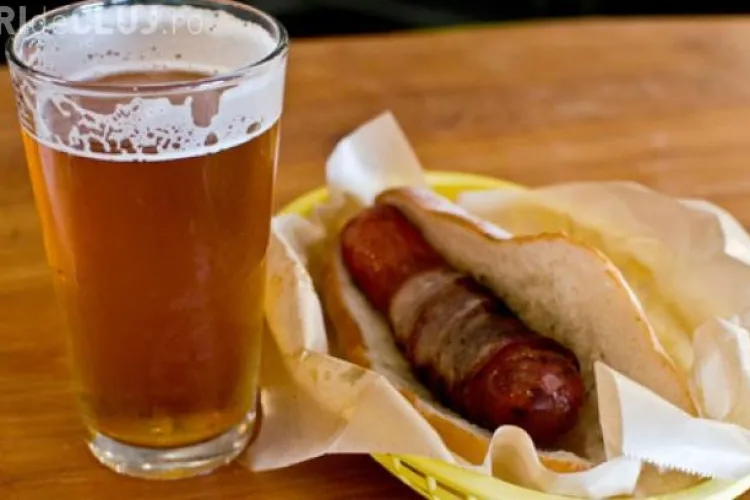 A băut BERE timp de o lună și a mâncat numai cârnaţi. Ce efecte a avut ”dieta”? - VIDEO