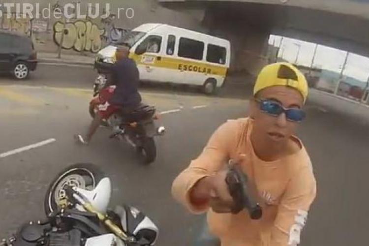 Jaf ca în filmele de acțiune. Un tânăr este împușcat în timp ce fură o motocicletă VIDEO ȘOCANT