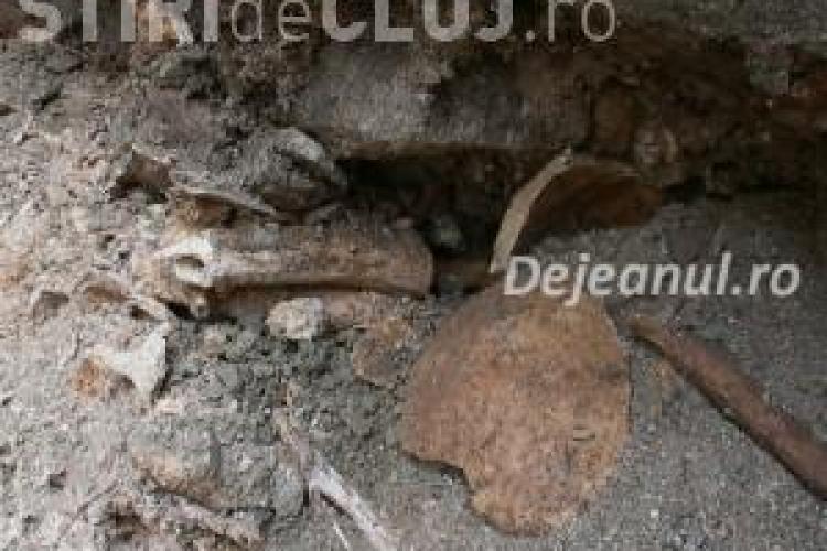 Descoperire MACABRĂ la Dej. Sute de schelete îngropate sub zidul unei biserici VIDEO