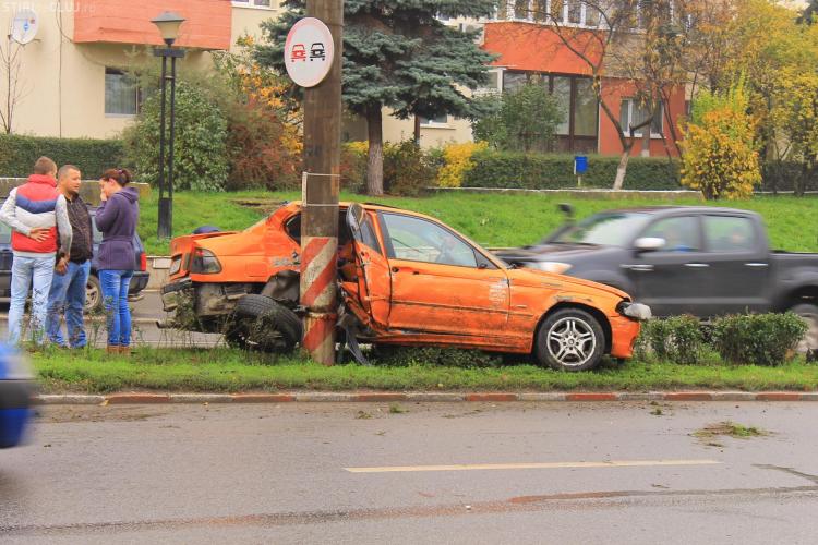Accident pe strada Fabricii! Un BMW s-a lovit de un STÂLP - VIDEO și FOTO