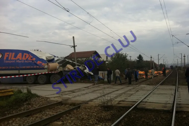 TIR lovit de tren la Apahida. Șoferul a ”forțat” trecerea în viteză spre Rondocarton - VIDEO și FOTO EXCLUSIV