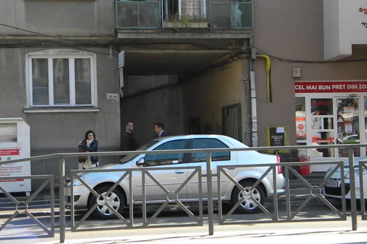 A blocat cu mașina accesul în curtea unui bloc de pe strada Horea! E NESIMȚIRE în traficul clujean - FOTO