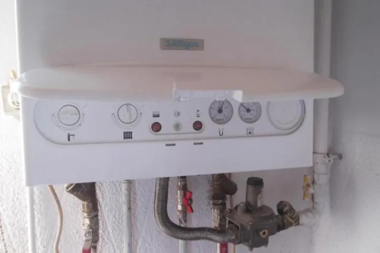 Clujean cu centrală termică, OBLIGAT să plătească la Termoficare pentru că îi trec țevile prin casă