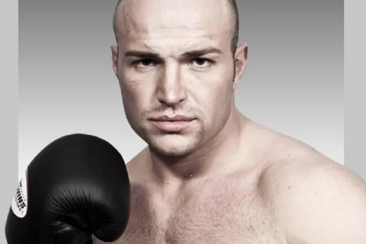 Bătăușii de la Scutul Negru au apărut în fața instanței în dosarul ”Bătaie la Janis”. Benche cerut ÎNGĂDUINȚA instanței