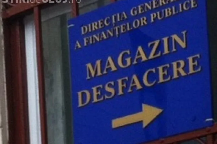 POZA ZILEI: Un angajat de la Finanțe Cluj cu două plasme Samsung sub braț - FOTO