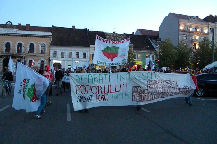 Protestatarii ANTI Roșia Montană l-au sfidat pe Ponta și au mărșăluit pe străzile Clujului - FOTO
