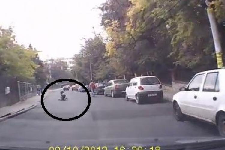 Un șofer a ÎNGHEȚAT pe Republicii, când un puști pe skateboard  i-a căzut în fața mașinii - VIDEO